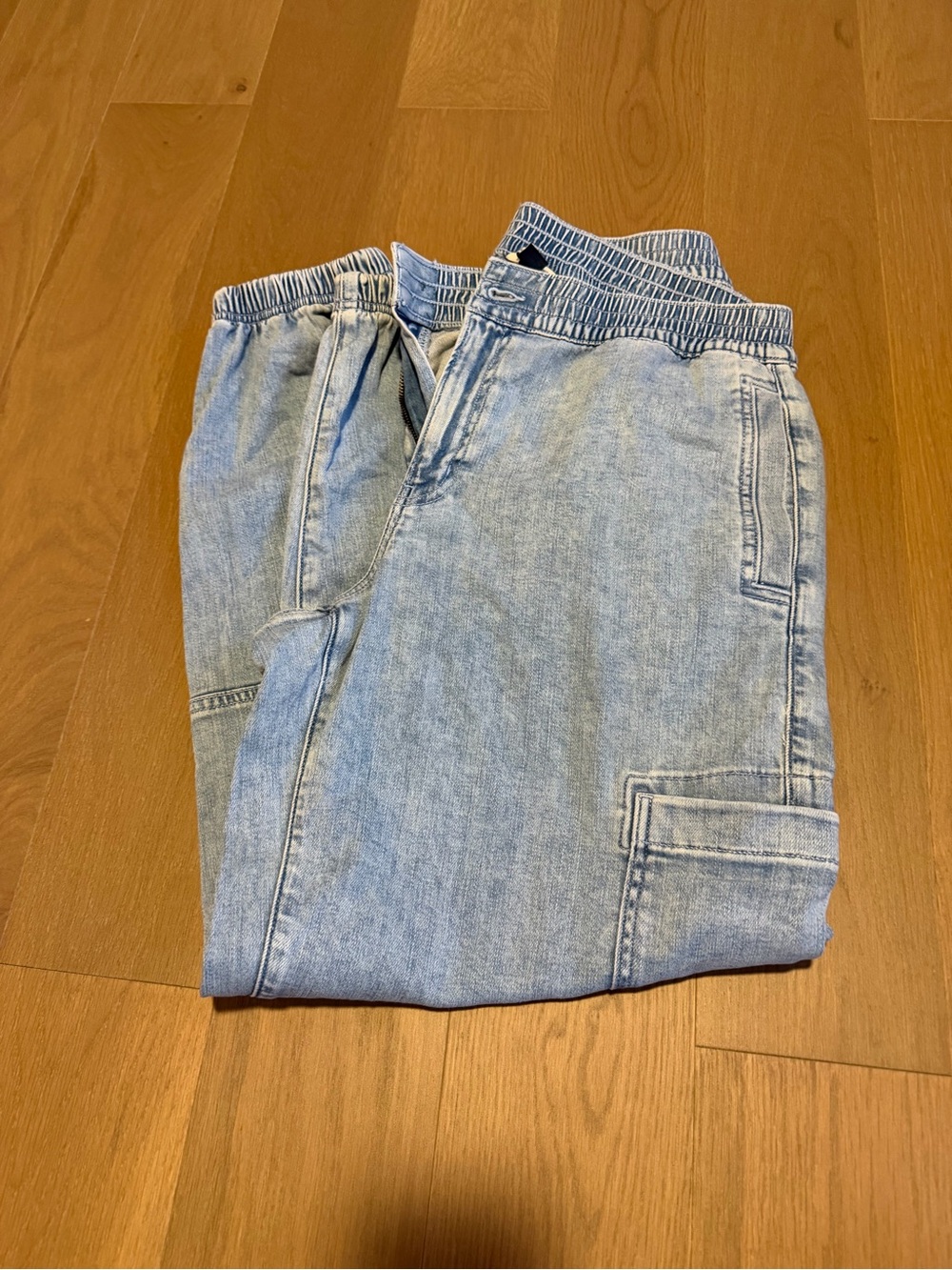 American Eagle Outfitters Light Wash Cropped Cargo Jeans - Light Blue